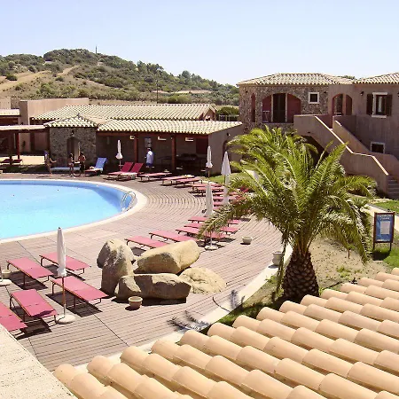 Ξενοδοχείο με διαμερίσματα S'incantu 3*